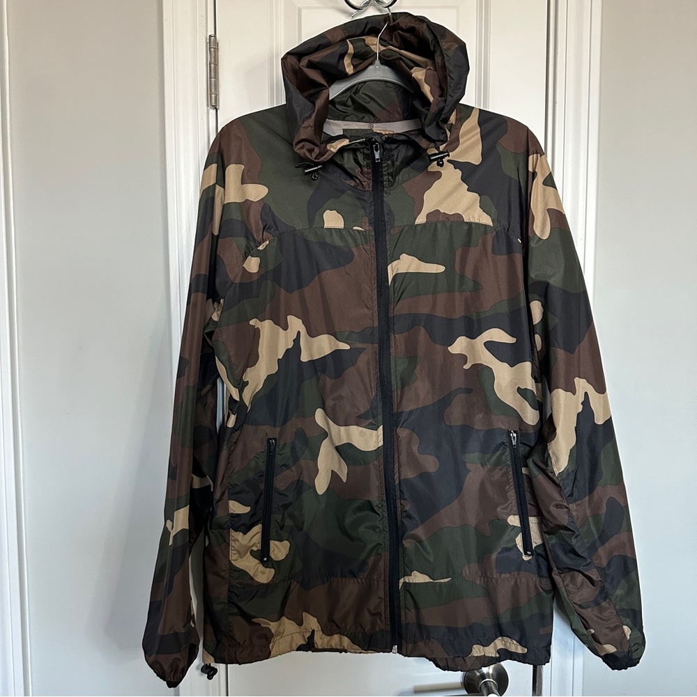 F21 Men’s Camouflage Windbreaker